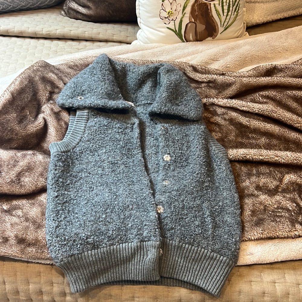 Cute nubby sweater vest worn 1x Gap xs